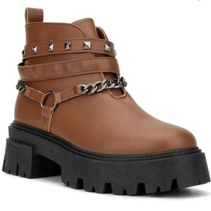 NWOB OLIVIA MILLER Ivory Chocolate Lug Sole Edgy Chain Detail Platform Booties